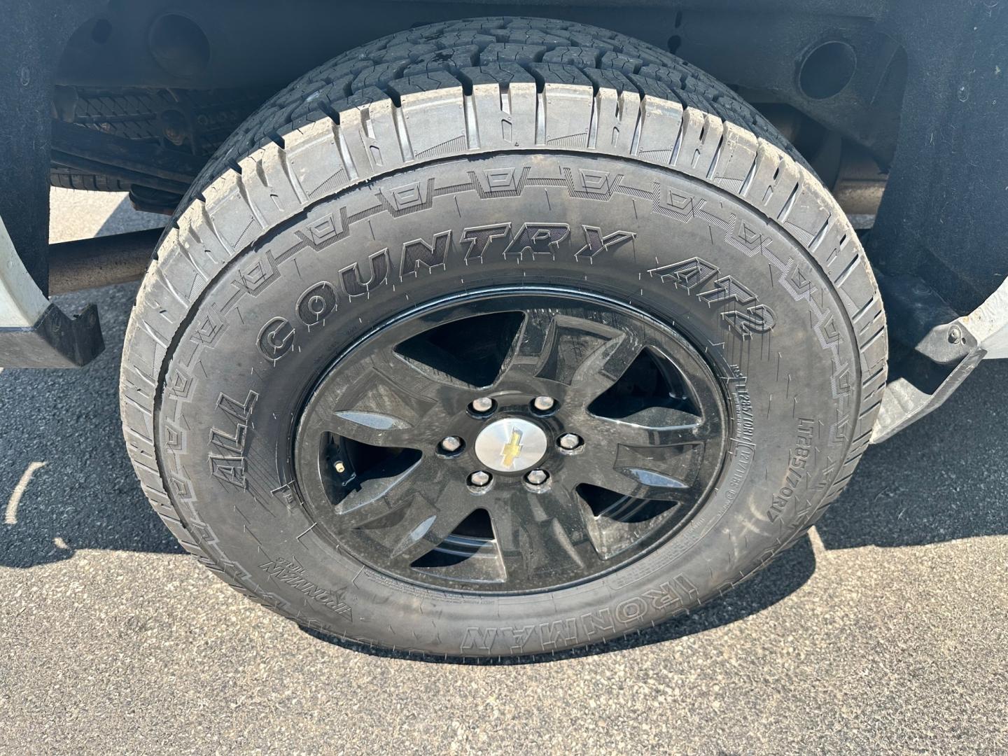 2017 White /Black Chevrolet Silverado 1500 LT (1GCVKREH5HZ) with an 4.3L V6 OHV 12V engine, 6-Speed Automatic transmission, located at 11115 Chardon Rd. , Chardon, OH, 44024, (440) 214-9705, 41.580246, -81.241943 - Photo#13